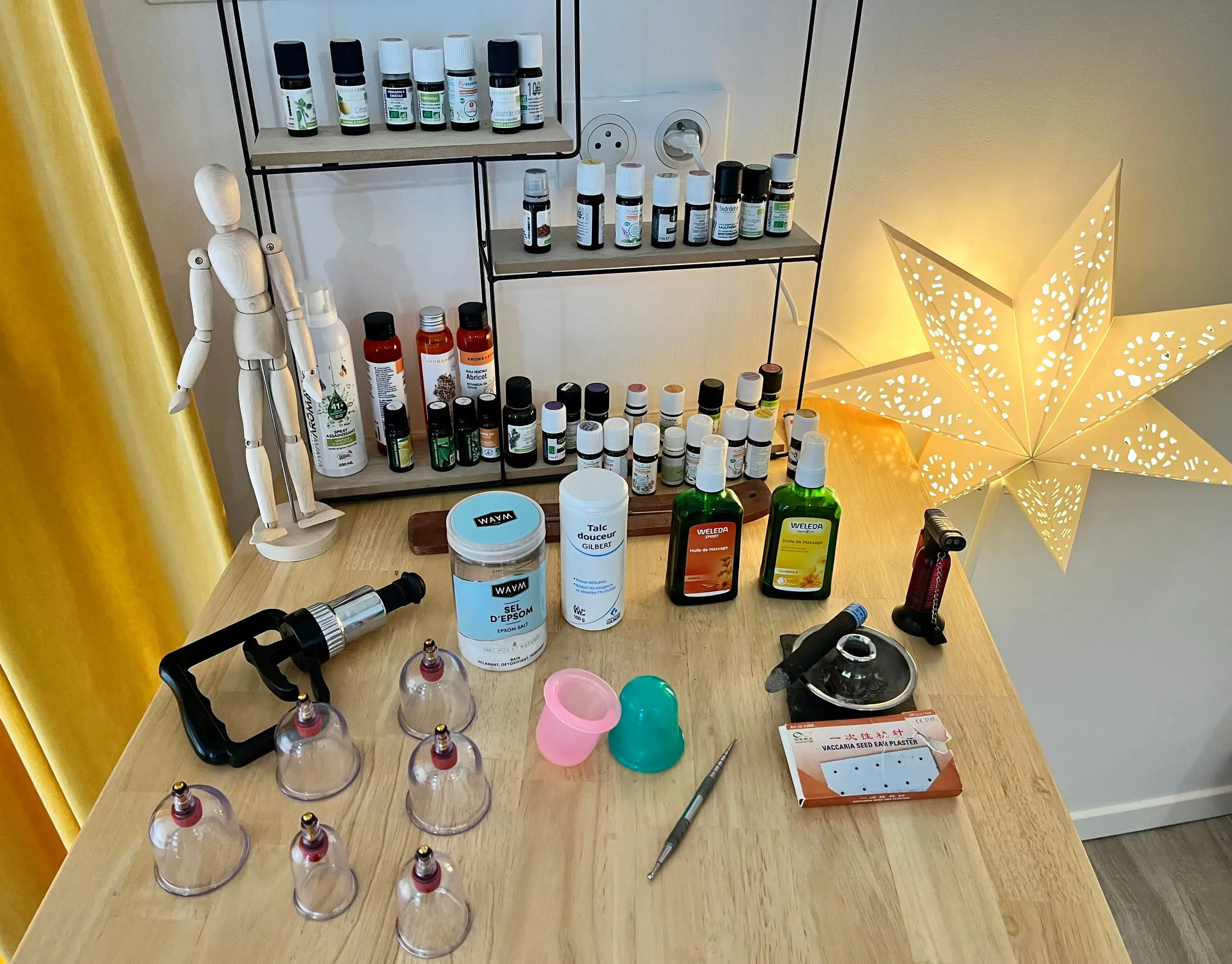 Table de soin avec huiles essentielles, ventouses, moxa, huiles de massage et étoile lumineuse